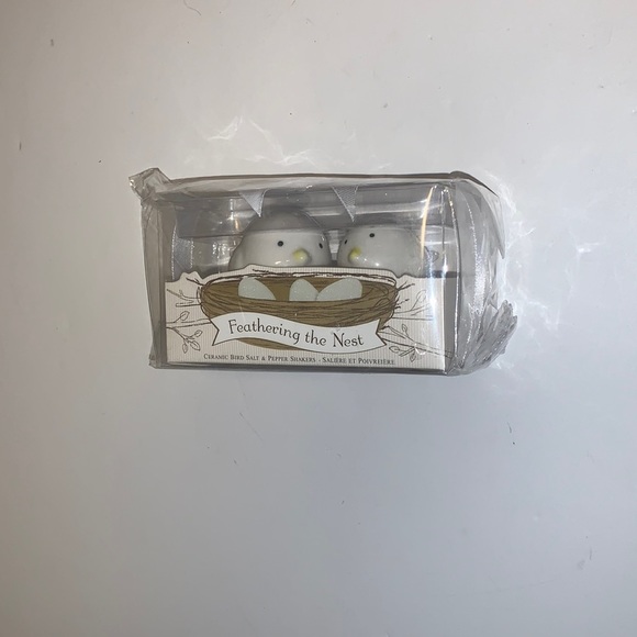 🆕 Feathering the Nest White Ceramic Bird Salt and Pepper Shakers - Picture 2 of 5